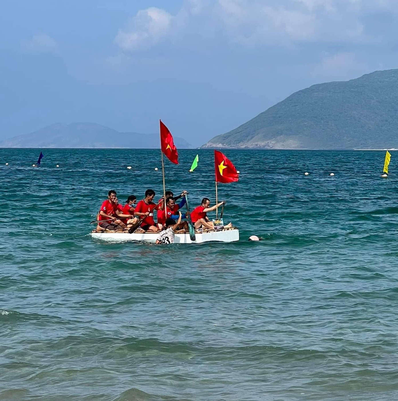 Một chiếc bè đang trên đường về đích (Ảnh CTV) Một chiếc bè đang trên đường về đích (Ảnh CTV)
