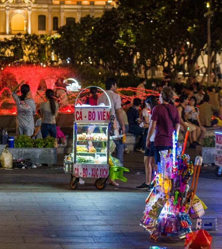 Hình ảnh kinh doanh tự phát hiện nay trên Phố Đi bộ Nguyễn Huệ (Ảnh minh hoạ)