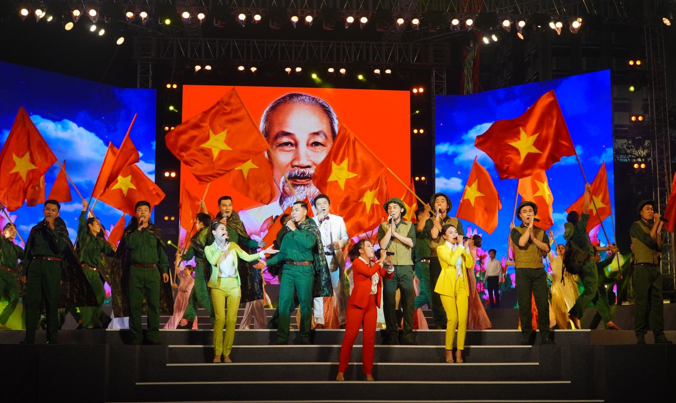 Chương trình ca nhạc trên Phố đi bộ Nguyễn Huệ (quận 1- TPHCM). Chương trình ca nhạc trên Phố đi bộ Nguyễn Huệ (quận 1- TPHCM).