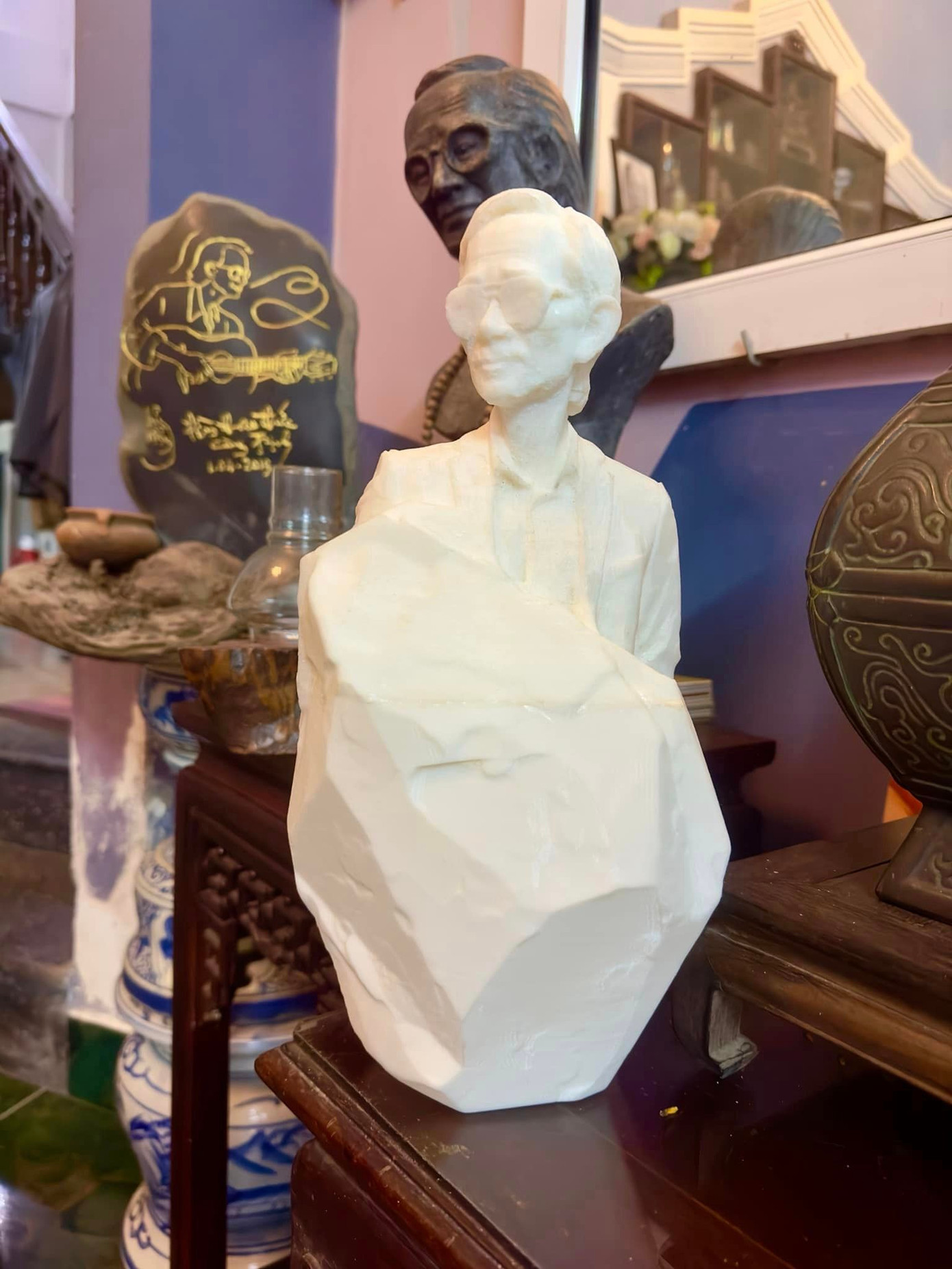 Chân dung của Trịnh Công Sơn được chương trình lên ý tưởng thiết kế.