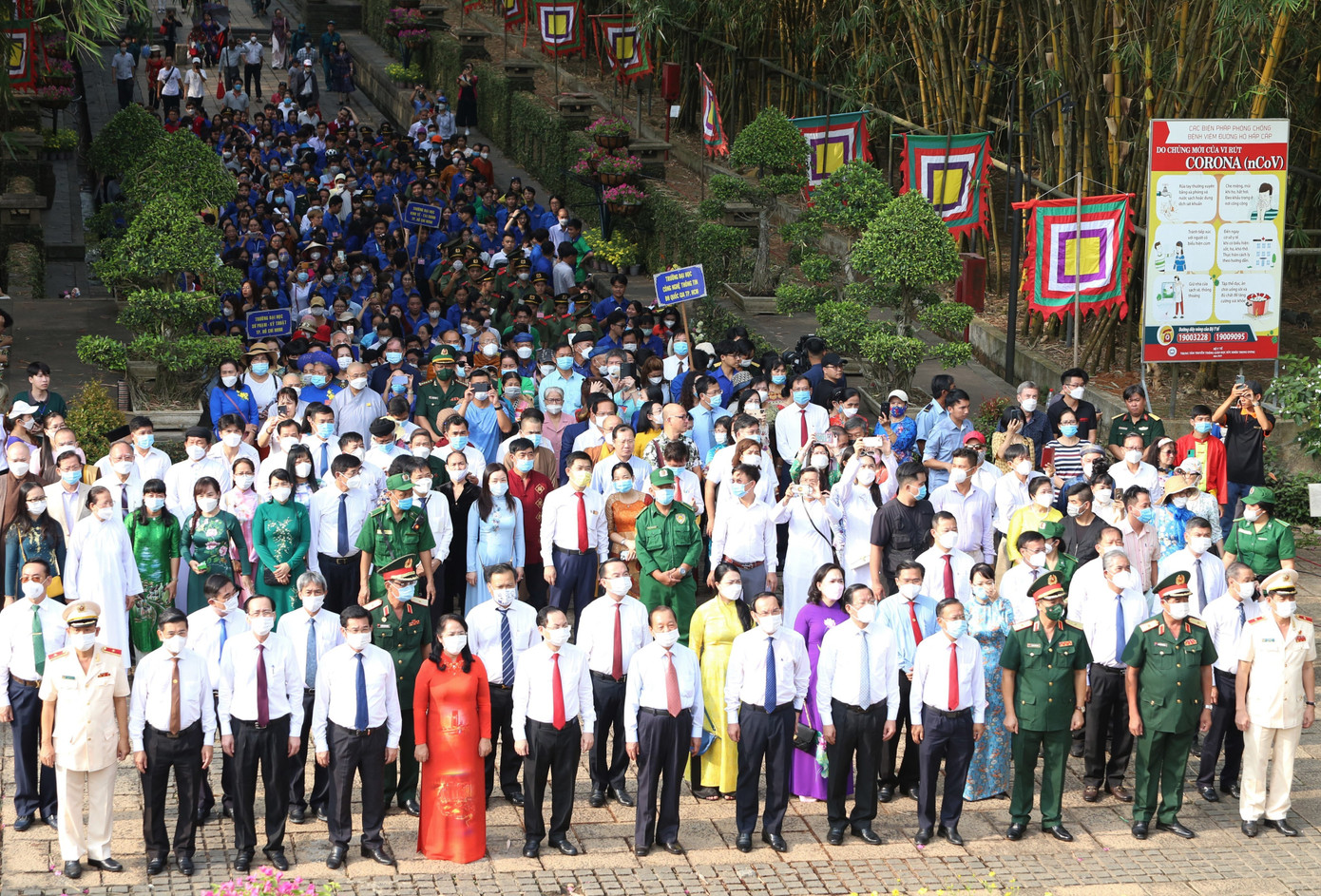 Lãnh đạo TPHCM cùng đông đảo người dân tham gia Lễ dâng hương. Lãnh đạo TPHCM cùng đông đảo người dân tham gia Lễ dâng hương.