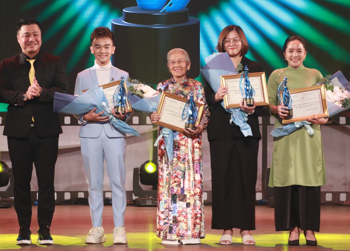 NSƯT Phi Điểu (giữa) nhận giải thưởng tại LHP.