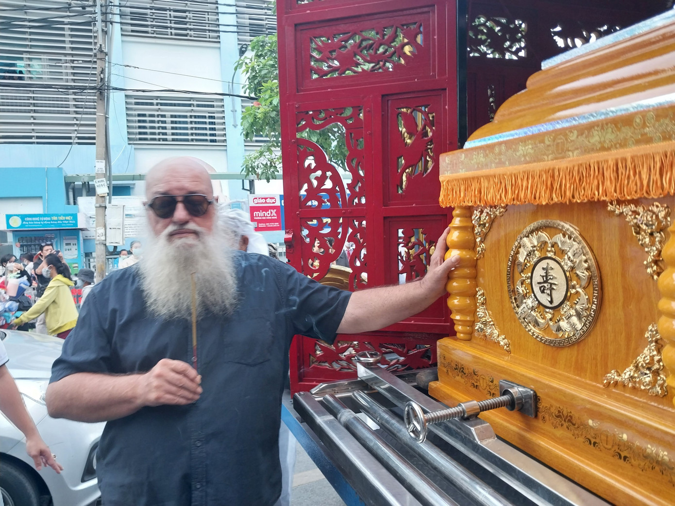 Một người bạn cũng tới thắp nhang cho NS Thiên Kim.