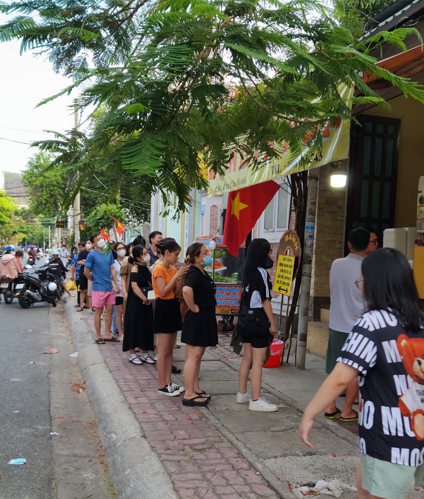 Du khách xếp hàng mua bánh ngọt - một đặc sản của TP Vũng Tàu tại một cửa tiệm trên đường Phan Chu Trinh