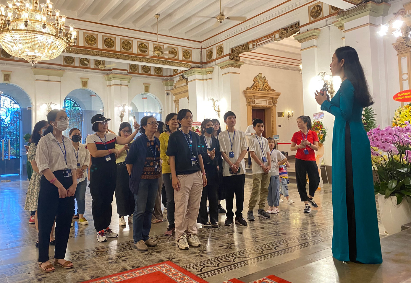 Du khách tại tour tham quan toà nhà HĐND- UBND TPHCM Du khách tại tour tham quan toà nhà HĐND- UBND TPHCM