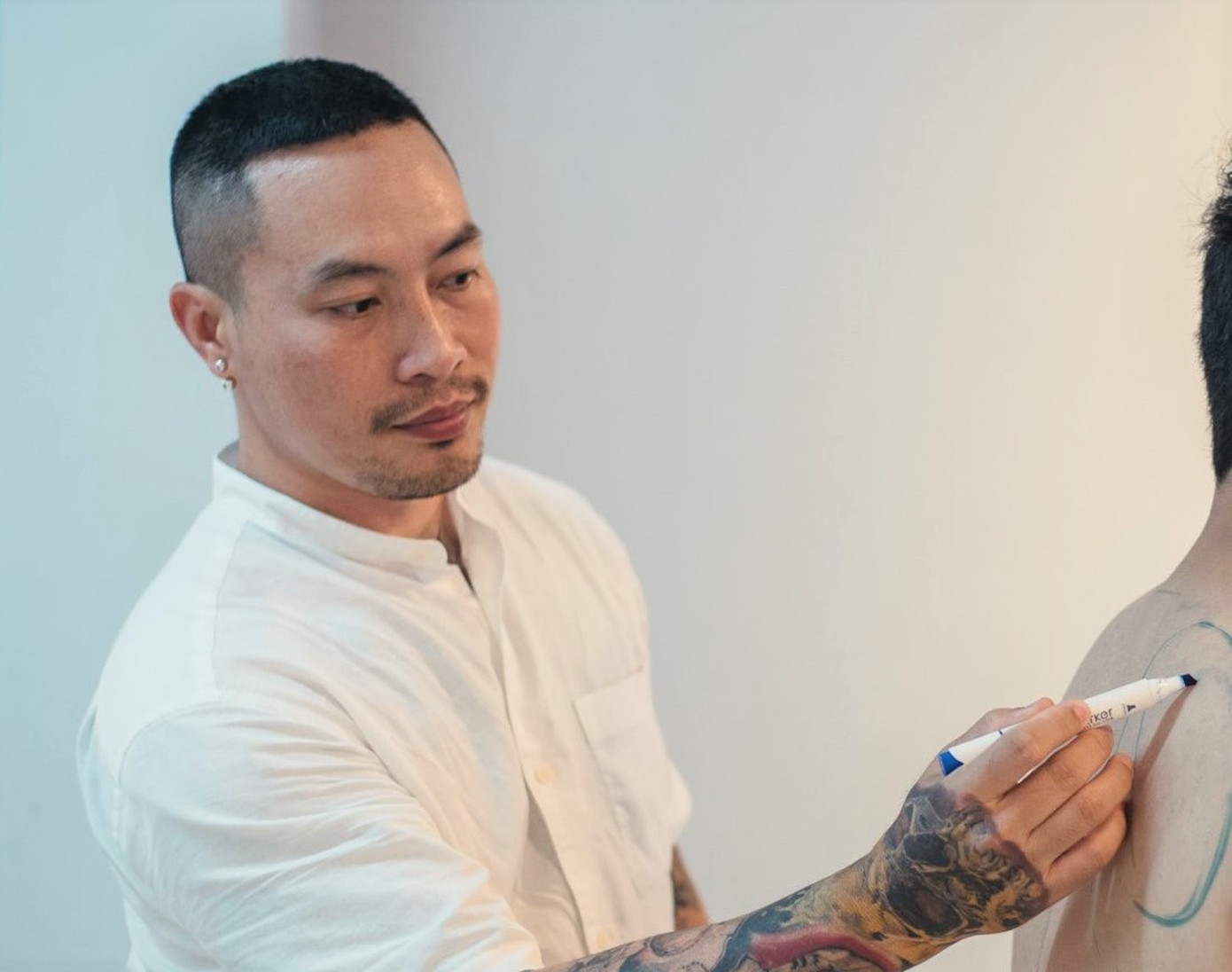 Trung Tadashi đang sáng tạo nghệ thuật.