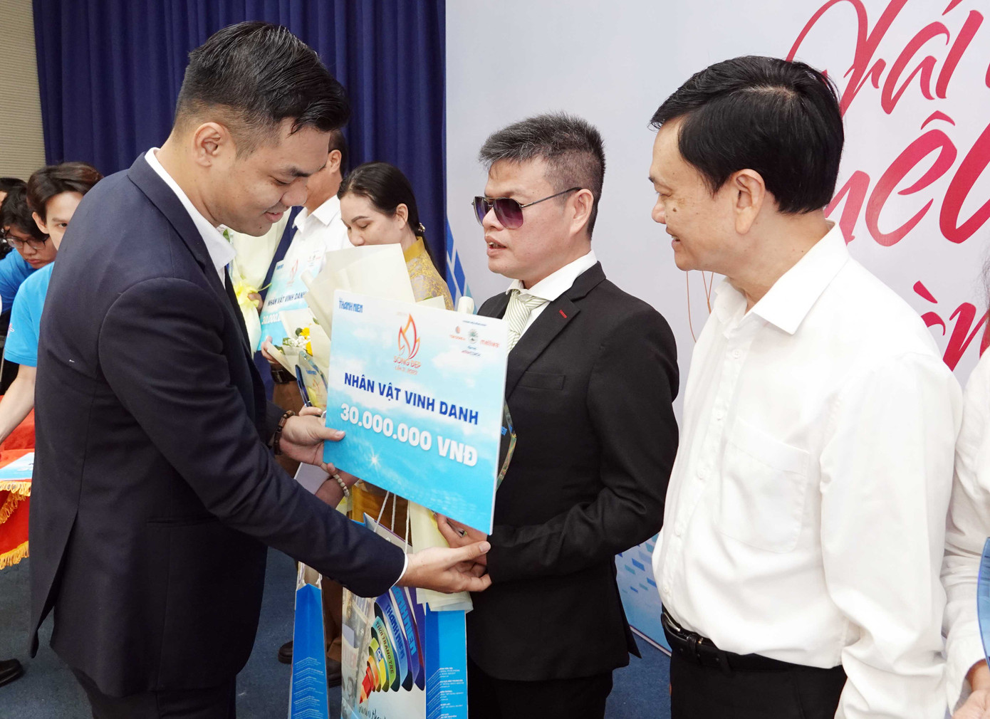 Ban tổ chức trao giải Nhân vật truyền cảm hứng. Ban tổ chức trao giải Nhân vật truyền cảm hứng.