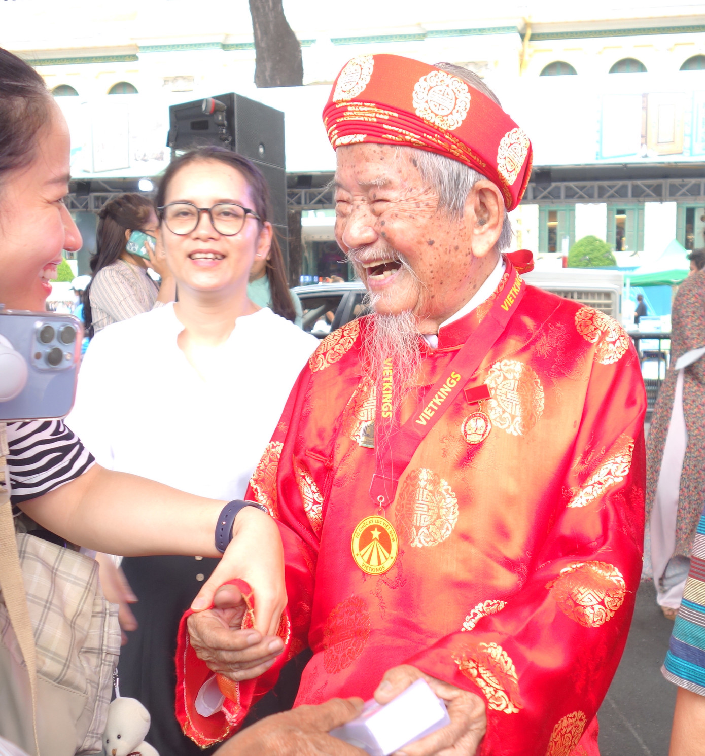 NNC 103 tuổi vui vẻ trò chuyện với các bạn trẻ. Ảnh: Trọng Thịnh.