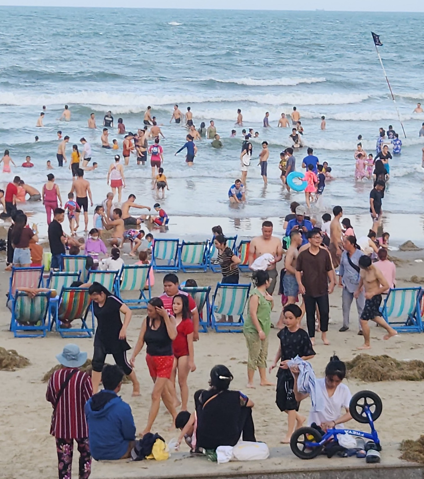 Du khách tắm biển Vũng Tàu (Ảnh chụp 16h ngày 30/4)