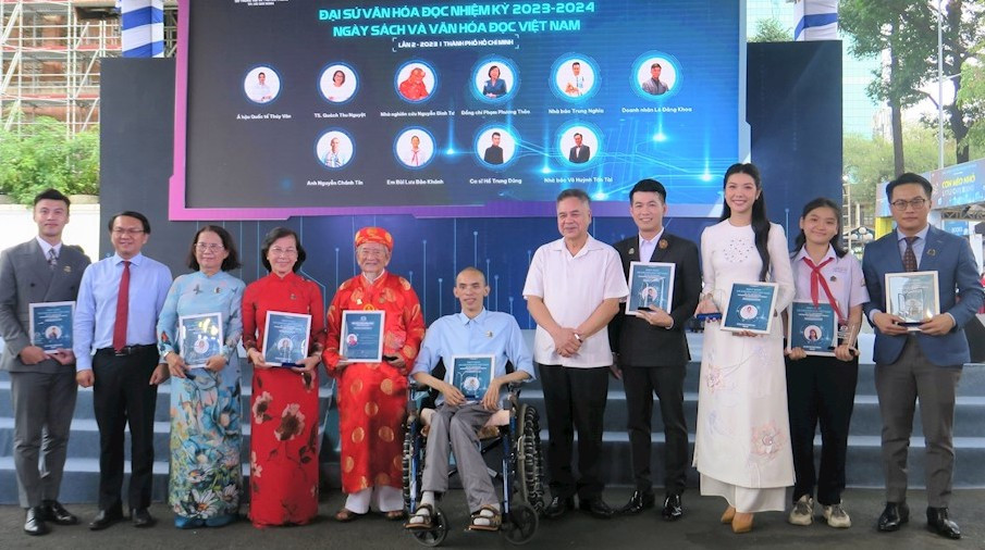 Các Đại sứ ra mắt với độc giả. Các Đại sứ ra mắt với độc giả.