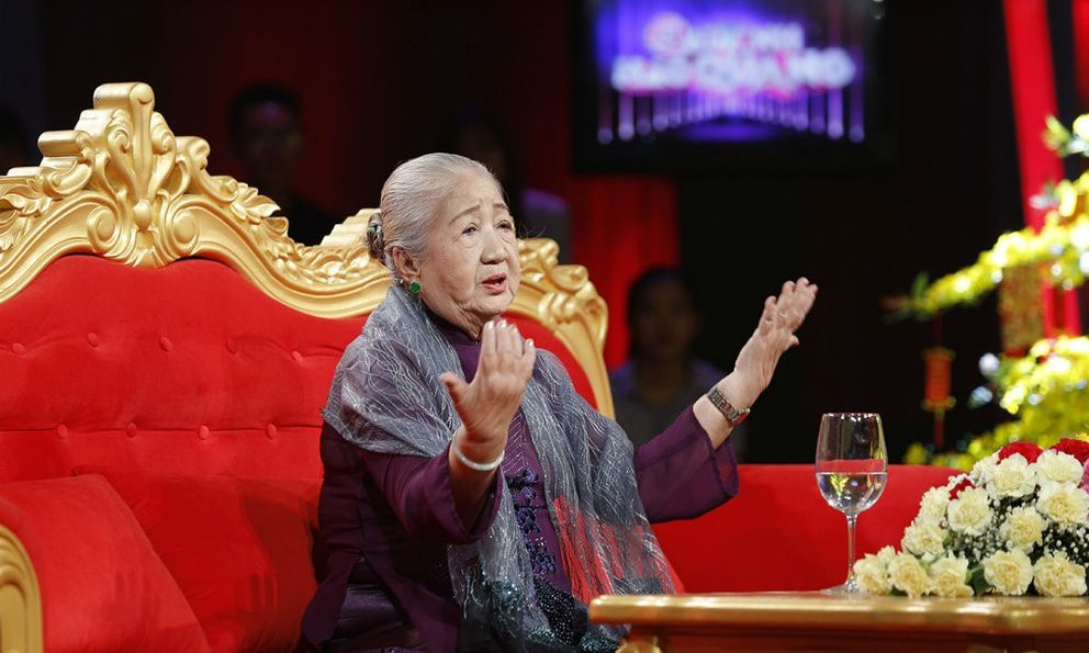 Nghệ sĩ Thiên Kim trong một chương trình game show.