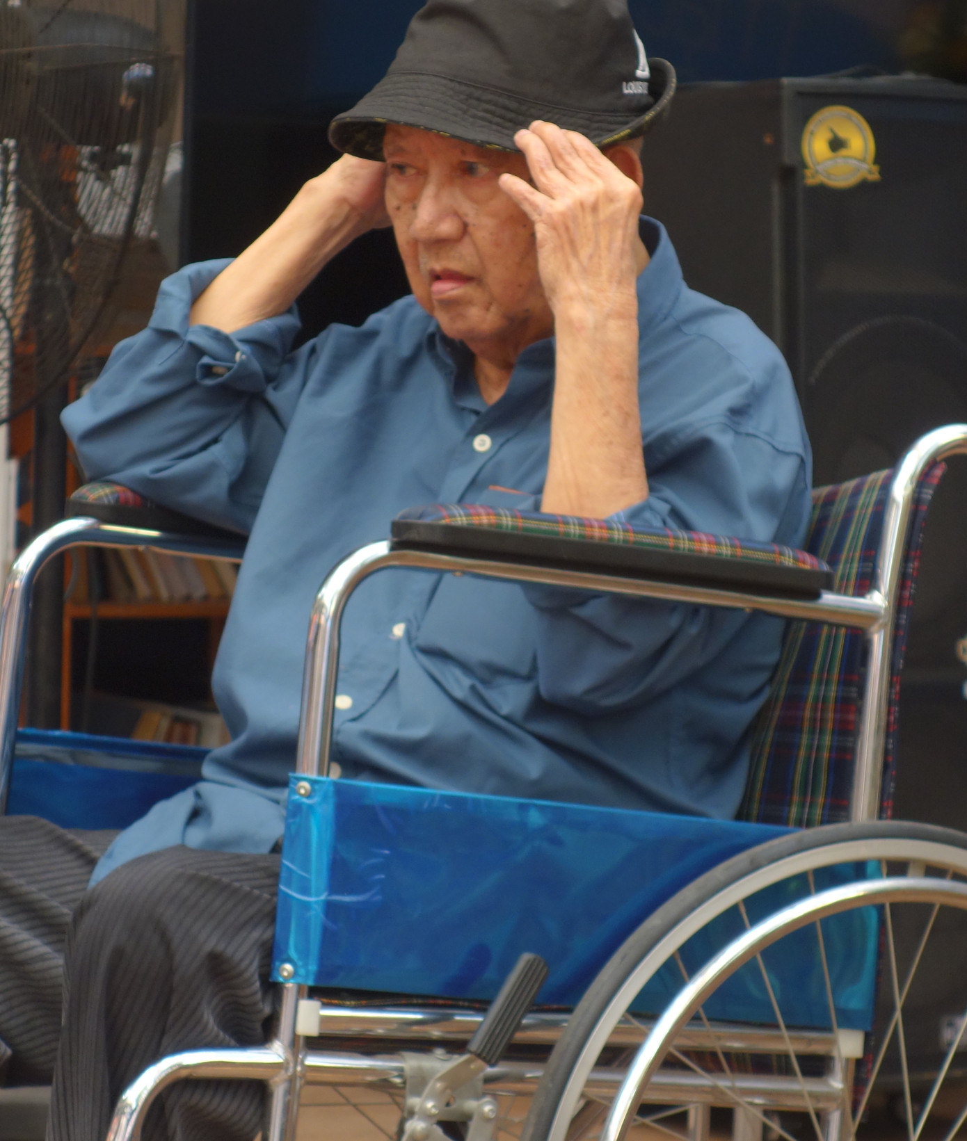 Xuất hiện trước công chúng, Mạc Can vẫn giữ vẻ mặt buồn buồn hài hước như thường lệ. Ảnh: Trọng Thịnh.