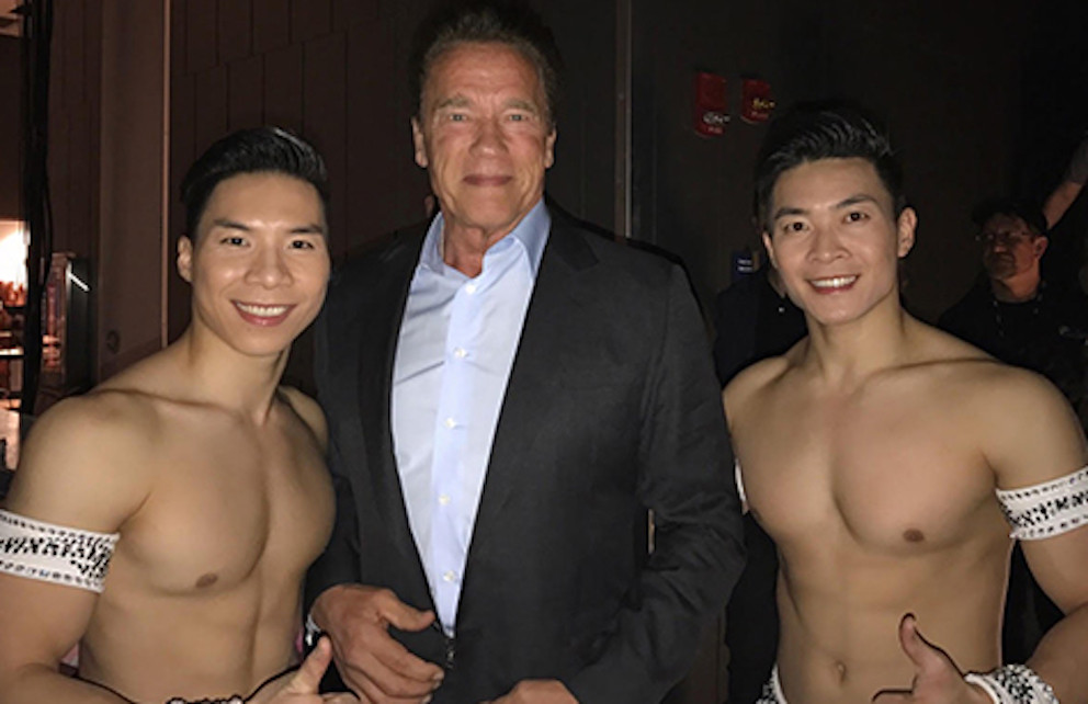 2 anh em chụp ảnh cùng tài tử Arnold Schwarzenegger.