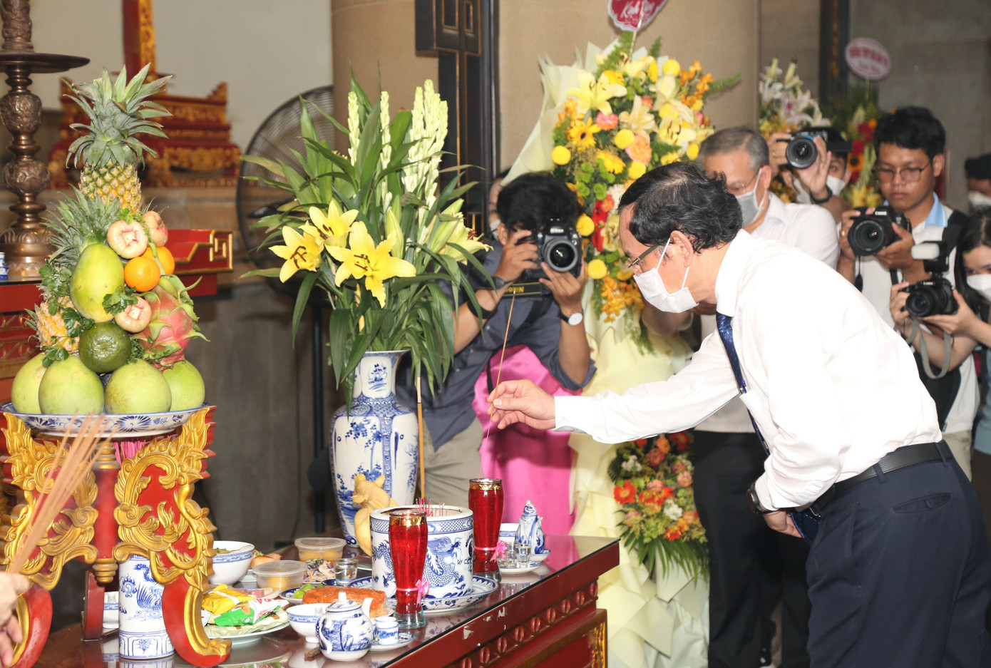 Bí thư Thành Uỷ TPHCM Nguyễn Văn Nên dâng hương bàn thờ Quốc Tổ. Bí thư Thành Uỷ TPHCM Nguyễn Văn Nên dâng hương bàn thờ Quốc Tổ.