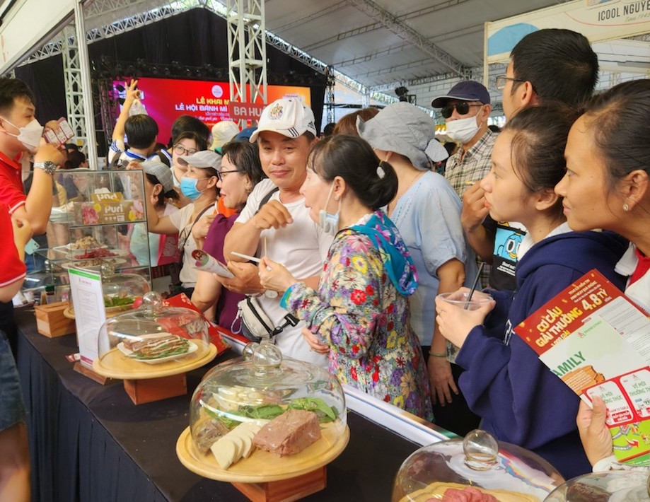 Du khách tại Lễ hội Bánh mỳ TPHCM