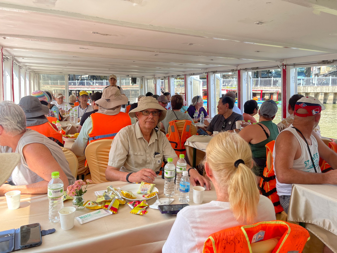 Du khách tham gia trải nghiệm tour du lịch trên dòng kênh Nhiêu Lộc - Thị Nghè