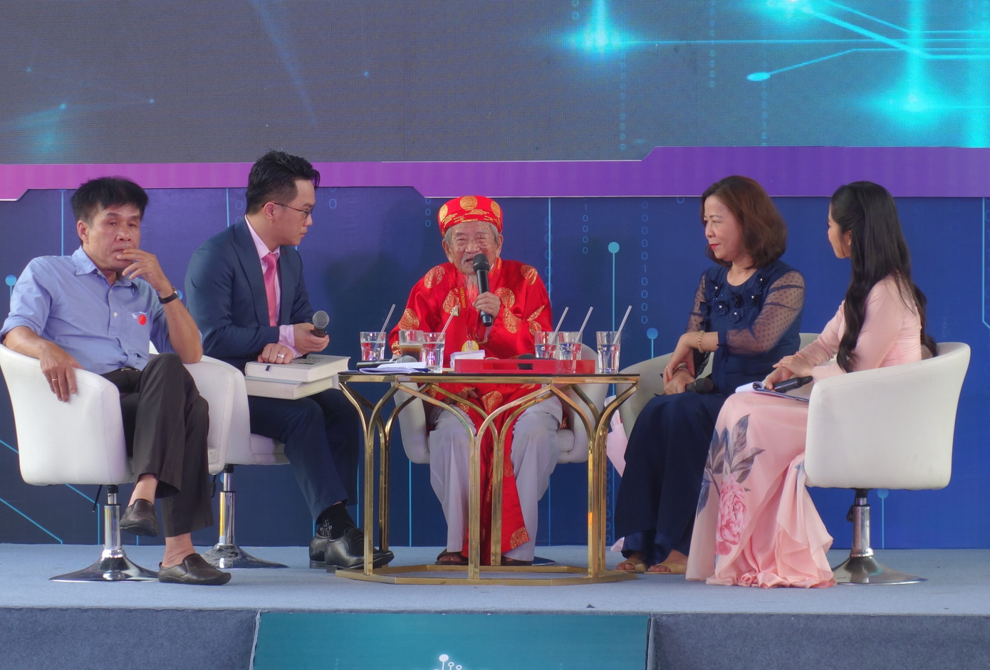 NNC Nguyễn Đình Tư cùng các đại biểu trong buổi nói chuyện. Ảnh: Trọng Thịnh.