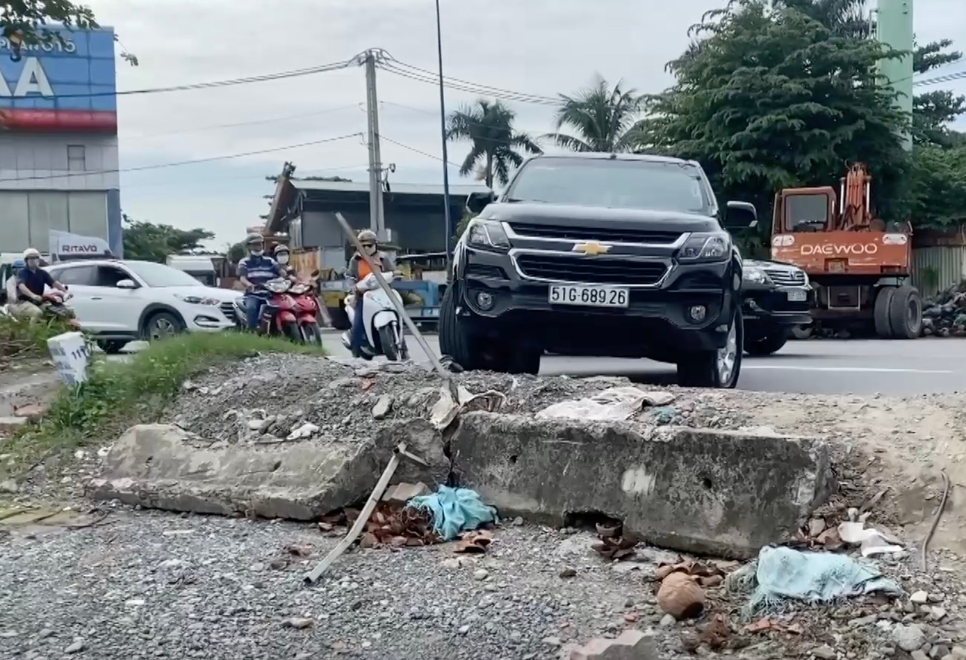 Đường đi của người dân sau khi bị chặn.