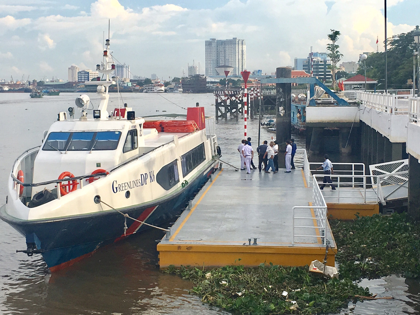 Tàu neo đậu ở Bến Bạch Đằng Tàu neo đậu ở Bến Bạch Đằng