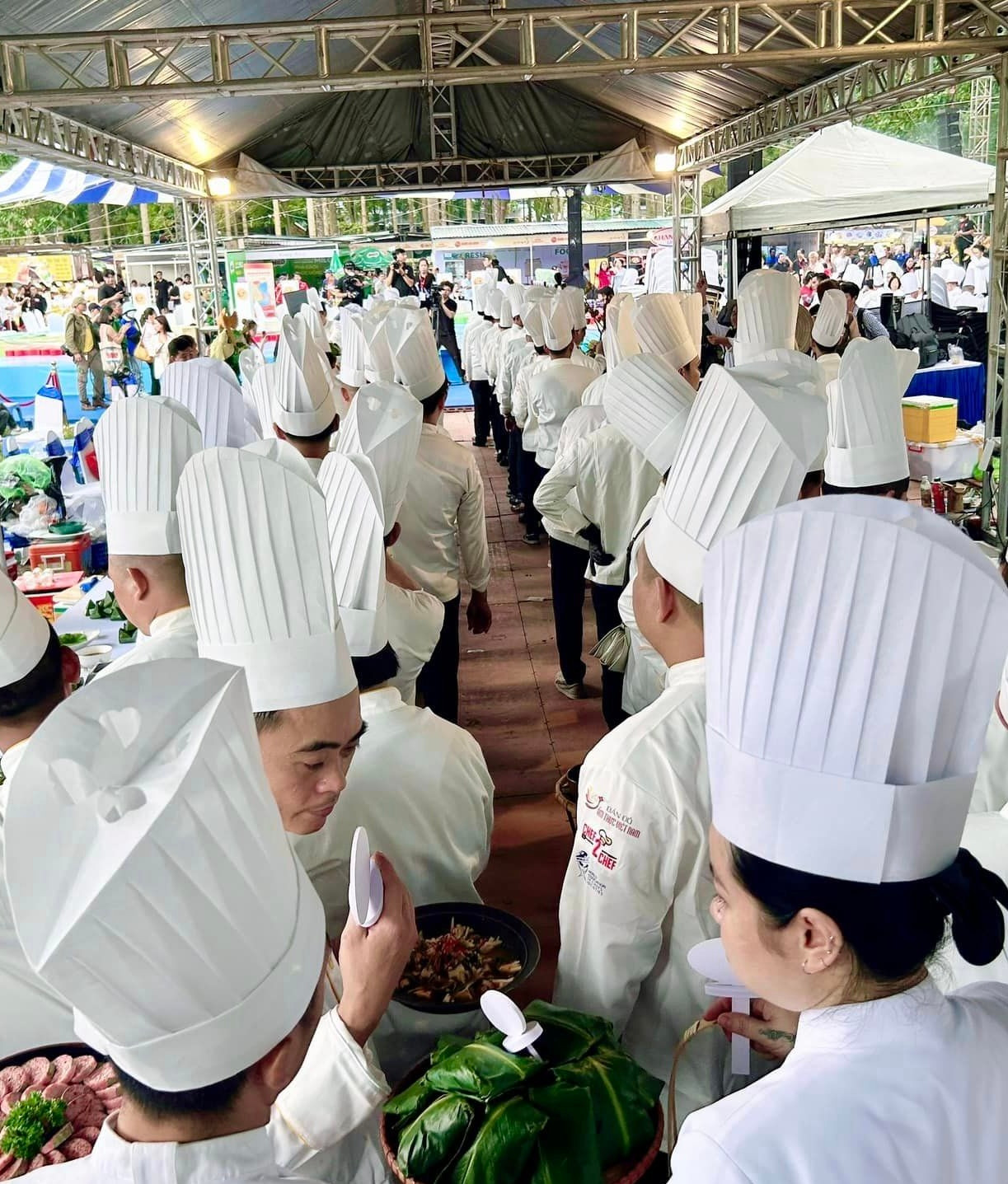 Các đầu bếp đang tham gia xác lập Kỷ lục Việt Nam Các đầu bếp đang tham gia xác lập Kỷ lục Việt Nam