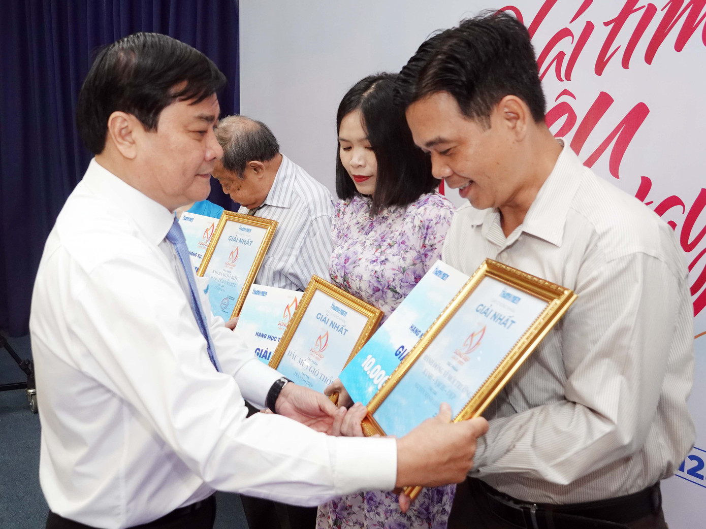 Ông Nguyễn Ngọc Toàn đang trao giải cho các tác giả đoạt giải Nhất. Ông Nguyễn Ngọc Toàn đang trao giải cho các tác giả đoạt giải Nhất.