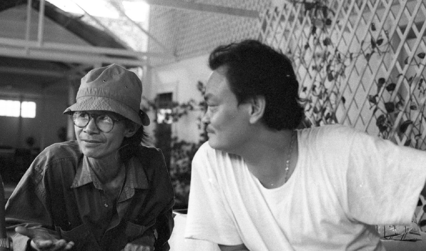 Nhạc sĩ Trịnh Công Sơn và nhạc sĩ Thanh Tùng. Cả hai cố nhạc sĩ nổi tiếng này đều ở trong nhóm "Những người bạn" bao gồm 7 nhạc sĩ: Trịnh Công Sơn, Tôn Thất Lập, Trần Long Ẩn, Từ Huy, Nguyễn Ngọc Thiện, Nguyễn Văn Hiên, Thanh Tùng Nhạc sĩ Trịnh Công Sơn và nhạc sĩ Thanh Tùng. Cả hai cố nhạc sĩ nổi tiếng này đều ở trong nhóm "Những người bạn" bao gồm 7 nhạc sĩ: Trịnh Công Sơn, Tôn Thất Lập, Trần Long Ẩn, Từ Huy, Nguyễn Ngọc Thiện, Nguyễn Văn Hiên, Thanh Tùng