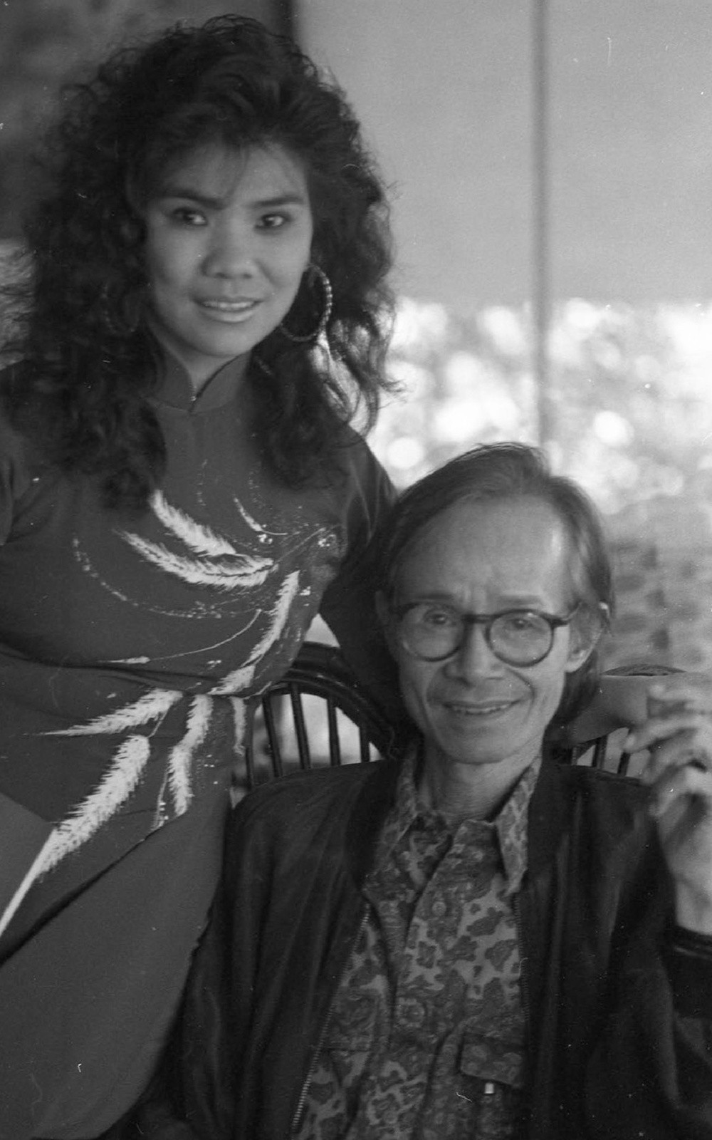 Trịnh Công Sơn chụp hình chung với NSND Thanh Hoa. Trịnh Công Sơn chụp hình chung với NSND Thanh Hoa.