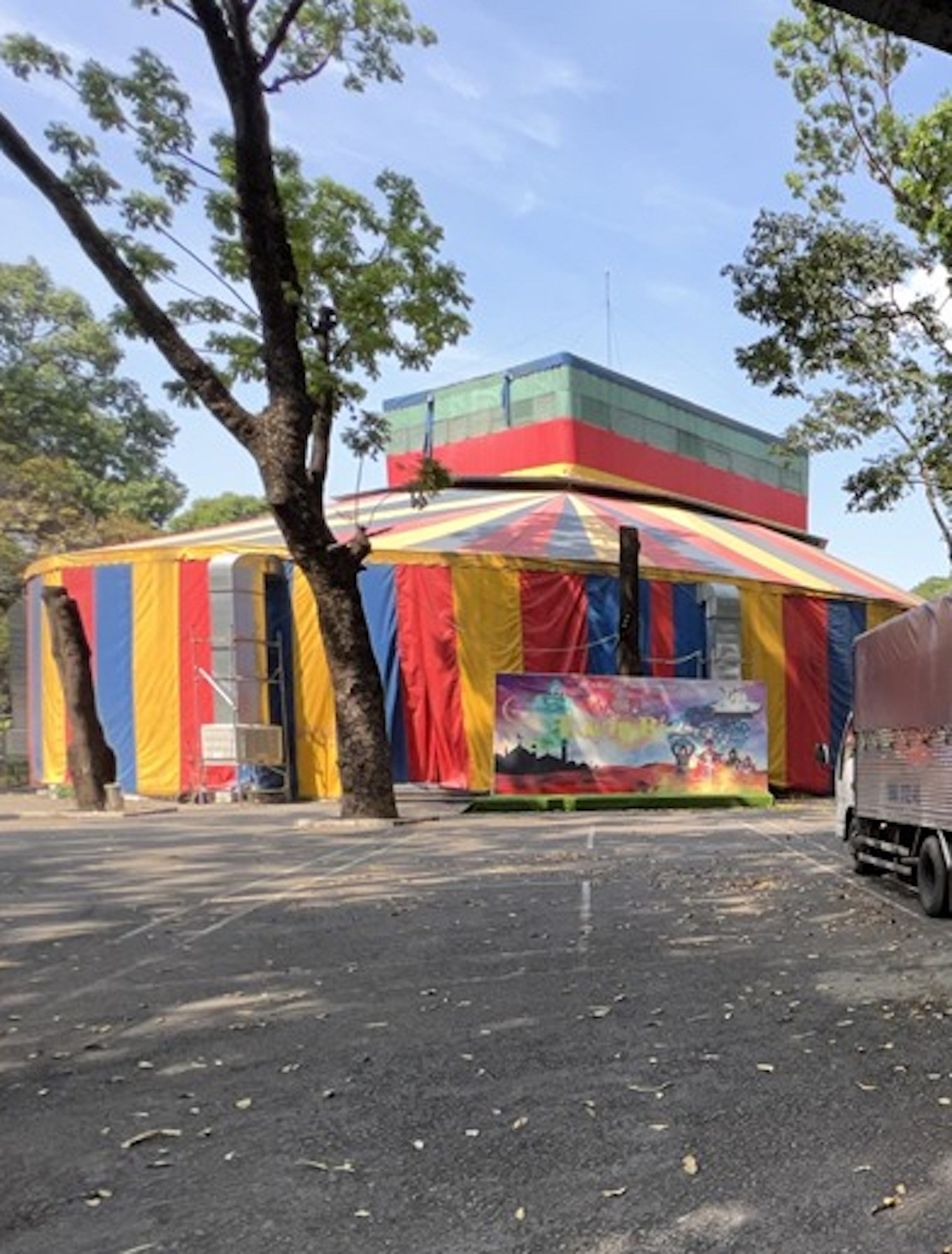 Hiện nay Nhà hát Phương Nam vẫn đang phải trình diễn trong sân khấu tạm bằng bạt tại Công viên Gia Định (Gò Vấp)