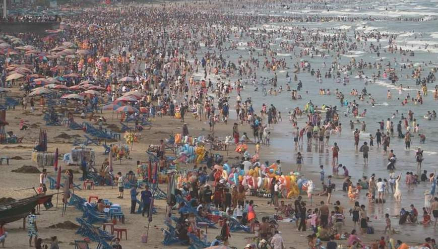 Du khách đông nghịt trên biển Vũng Tàu