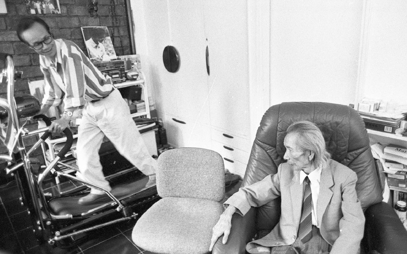 Trịnh Công Sơn đang giới thiệu với nhạc sĩ Văn Cao chiếc máy chạy bộ. Trịnh Công Sơn đang giới thiệu với nhạc sĩ Văn Cao chiếc máy chạy bộ.