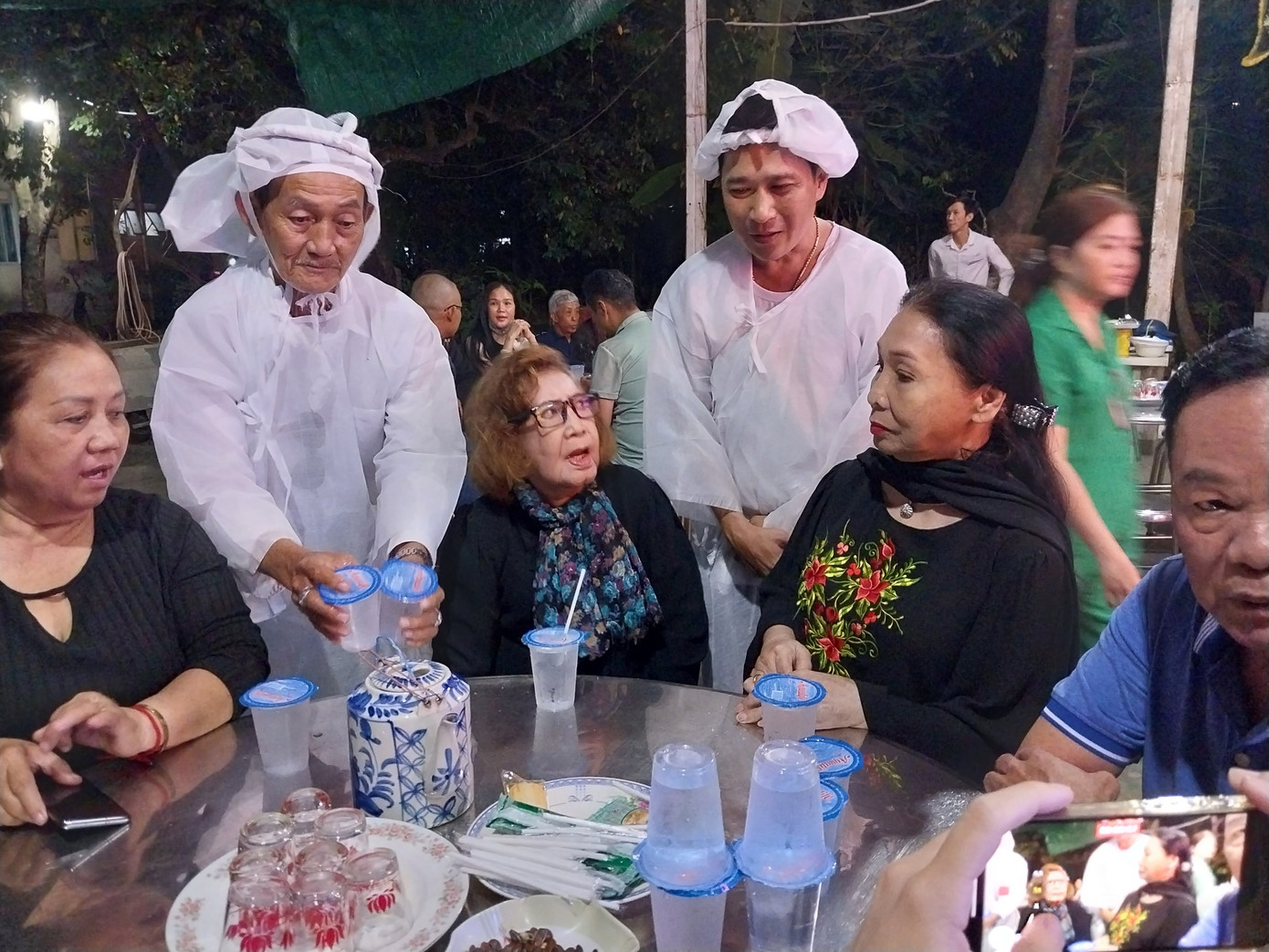 NSƯT Diệu Hiền và NSND Bạch Tuyết tại đám tang NS Thiên Kim.