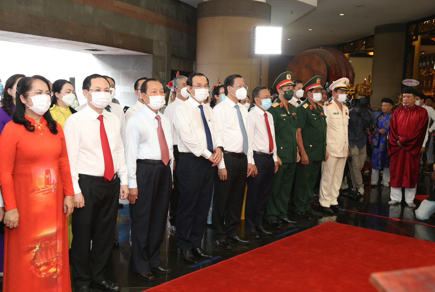 Lãnh đạo TPHCM tới dâng hương tại Đền tưởng niệm các Vua Hùng. Lãnh đạo TPHCM tới dâng hương tại Đền tưởng niệm các Vua Hùng.