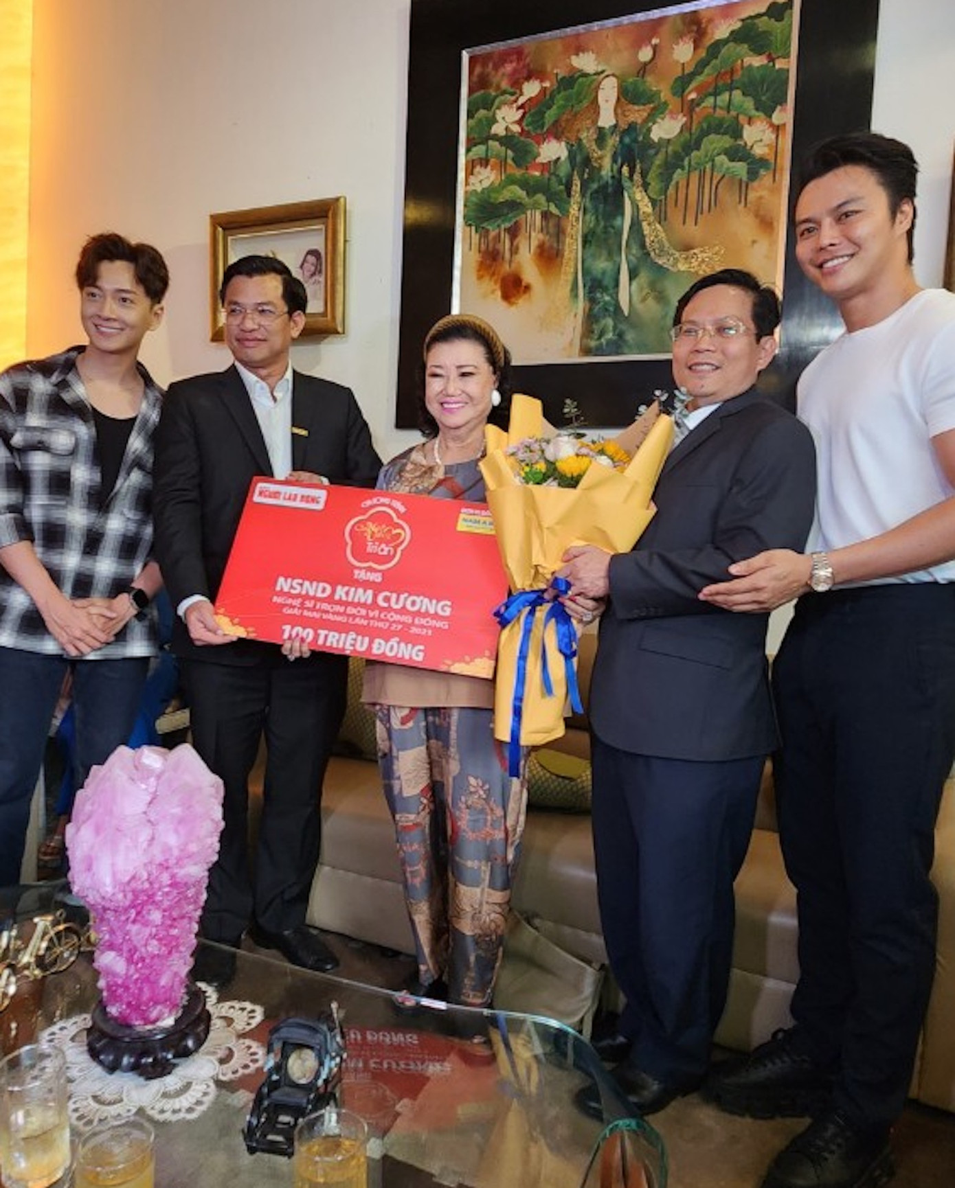 NSND KIm Cương nhận tiền và hoa của BTC.