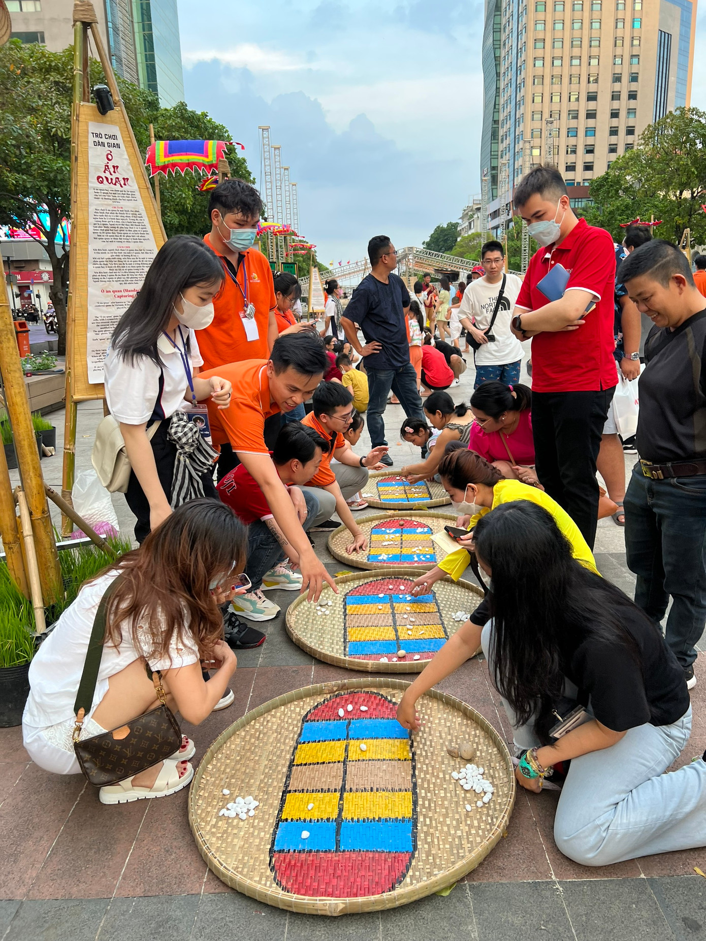 Du khách tham gia trò chơi Ô ăn quan.