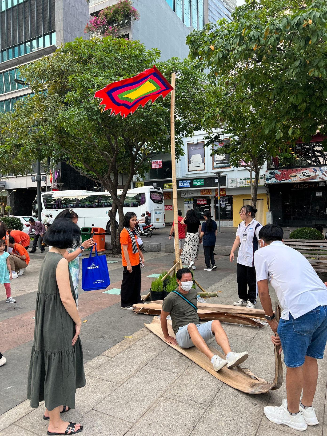 Người lớn trải nghiệm trò chơi trượt mo cau, hồi tưởng lại những ngày còn thơ ấu.