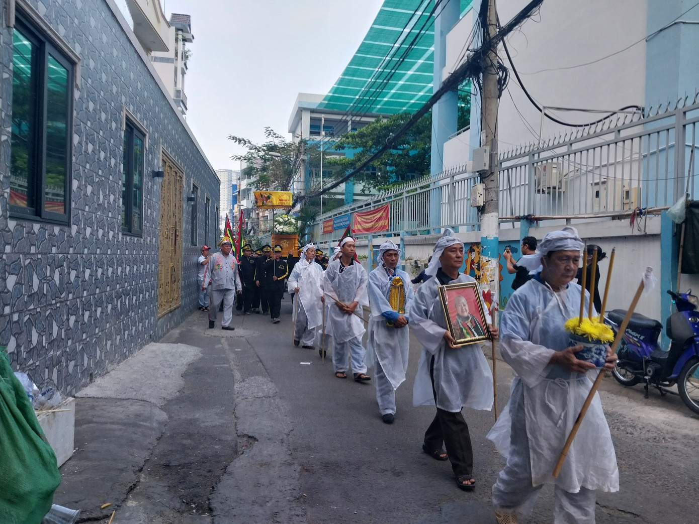 Linh cữu NS Thiên Kim được đưa đi trong con hẻm nhỏ của Viện Dưỡng lão.