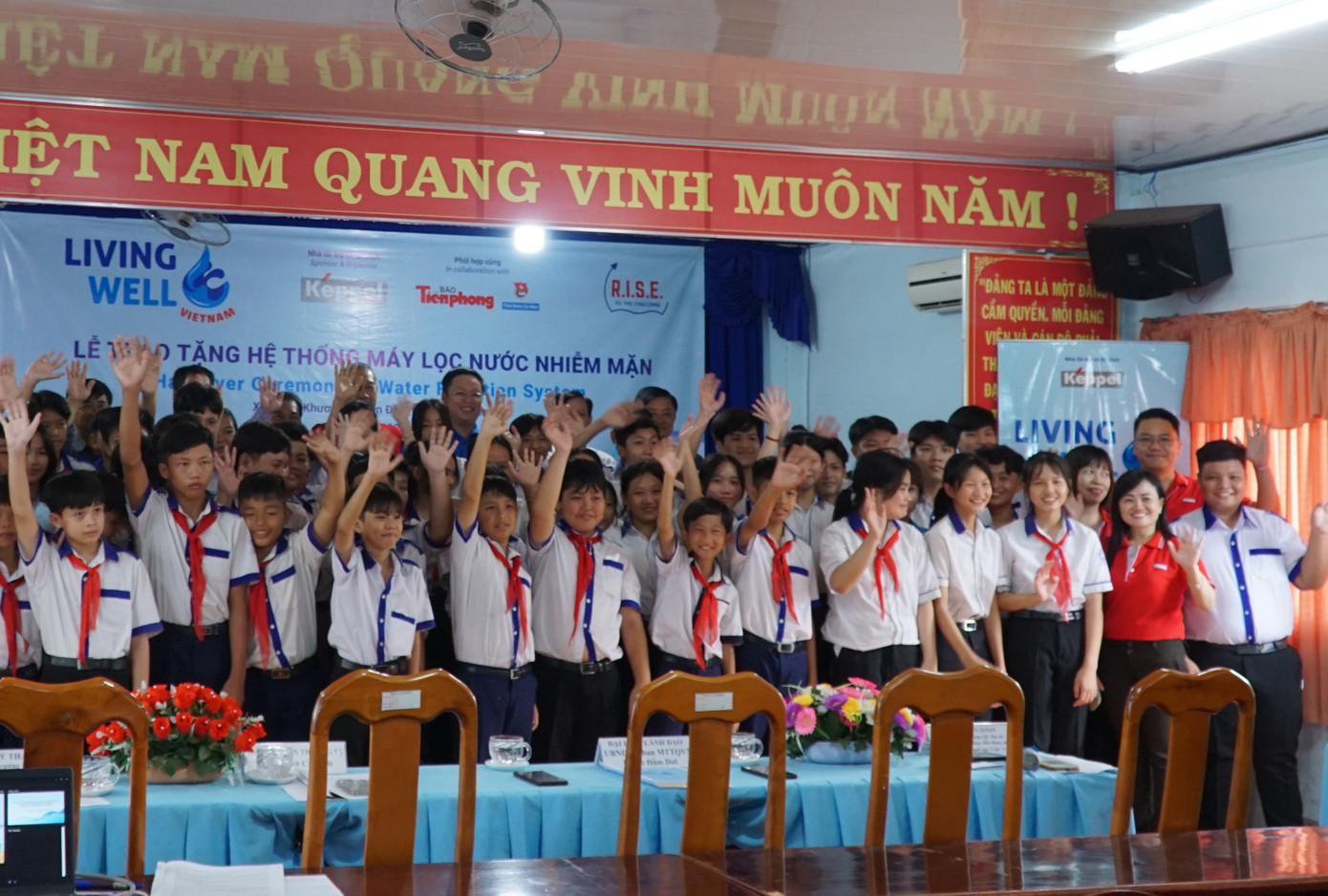 Các em học sinh trường THPT Tạ An Khương vui mừng với hệ thống nước sạch Các em học sinh trường THPT Tạ An Khương vui mừng với hệ thống nước sạch