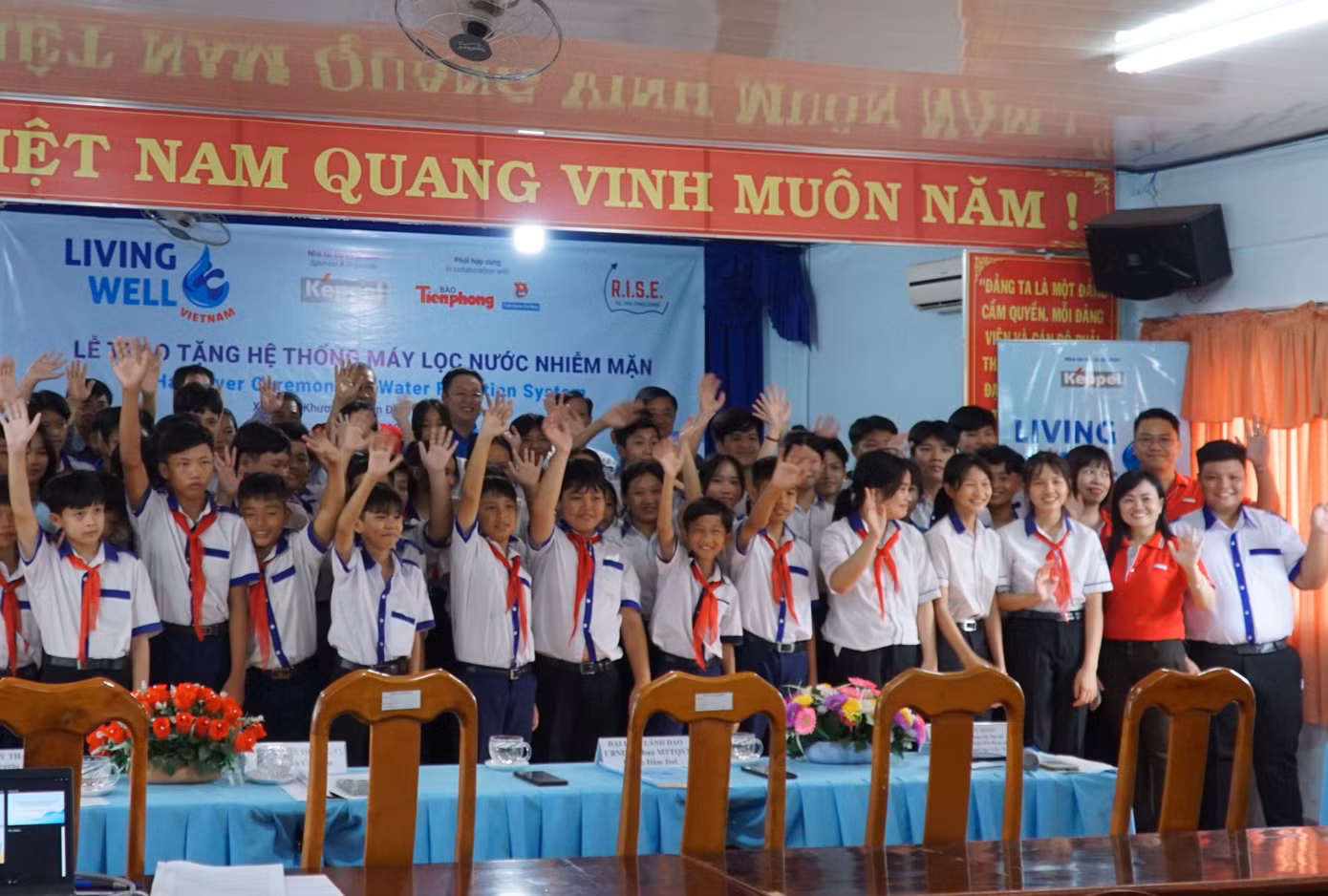 Các em học sinh trường THPT Tạ An Khương vui mừng với hệ thống nước sạch