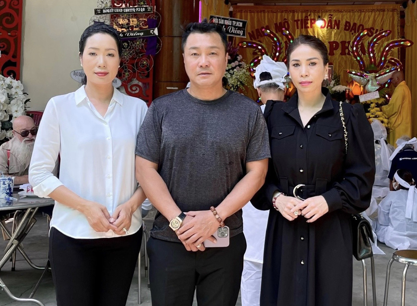 NSƯT Trịnh Kim Chi, NS Lý Hùng và NS Lý Hương tại đám tang.