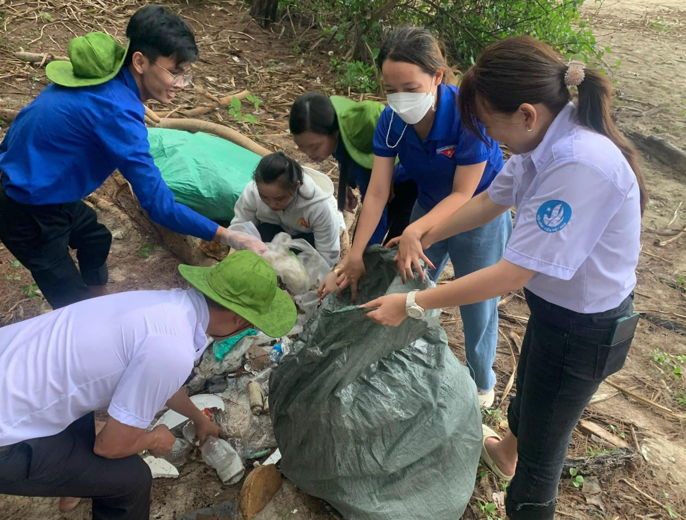 Thanh niên Côn Đảo chung tay dọn rác thải ven bờ biển Thanh niên Côn Đảo chung tay dọn rác thải ven bờ biển