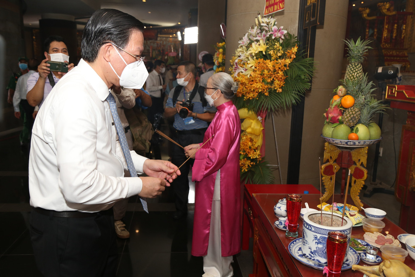 Chủ tịch UBND TPHCM Phan Văn Mãi dâng hương bàn thờ Quốc Tổ. Chủ tịch UBND TPHCM Phan Văn Mãi dâng hương bàn thờ Quốc Tổ.