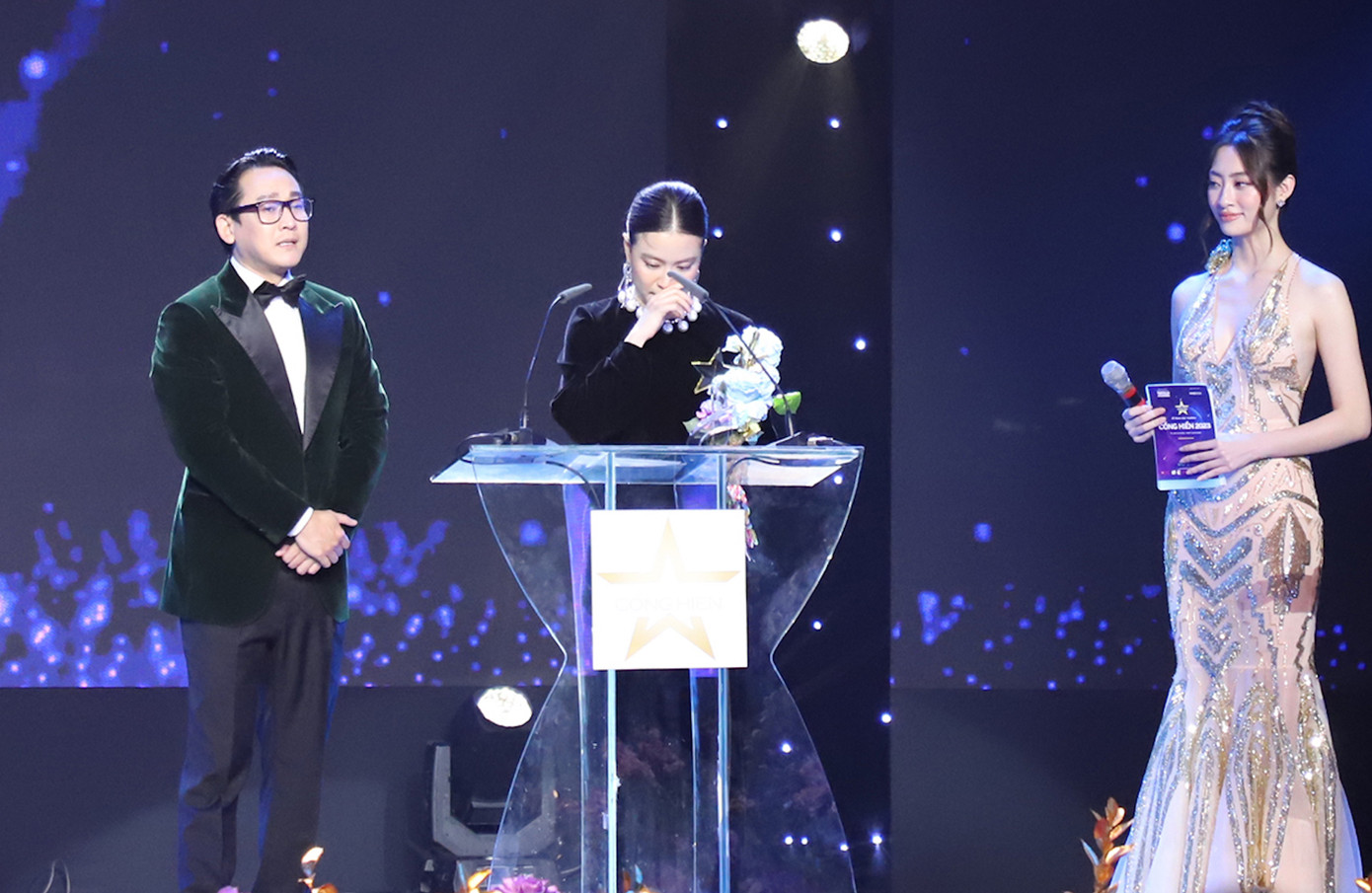 Hoàng Thùy Linh bật khóc khi phát biểu trên sân khấu.