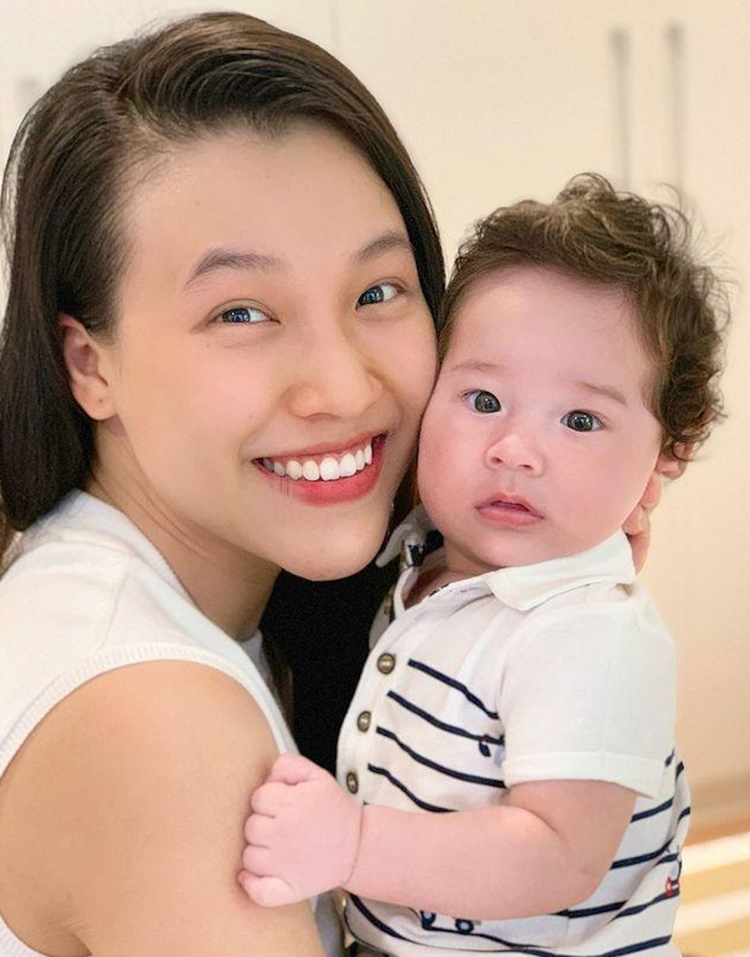 Hoàng Oanh và con. Hoàng Oanh và con.