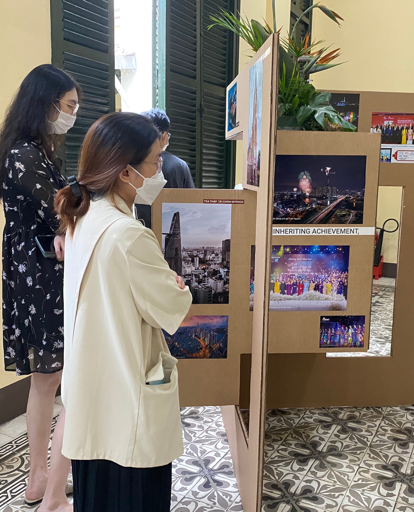 Du khách xem những tấm ảnh đẹp về du lịch TPHCM trưng bày trong toà nhà.