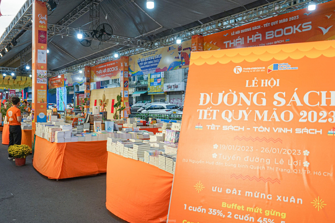 Các gian hàng trưng bày và bán sách tại Đường sách Tết. Ảnh: Nguyễn Phong.