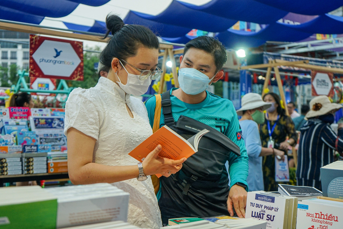 Nhiều cuốn sách được bạn đọc quan tâm. Ảnh: Nguyễn Phong.