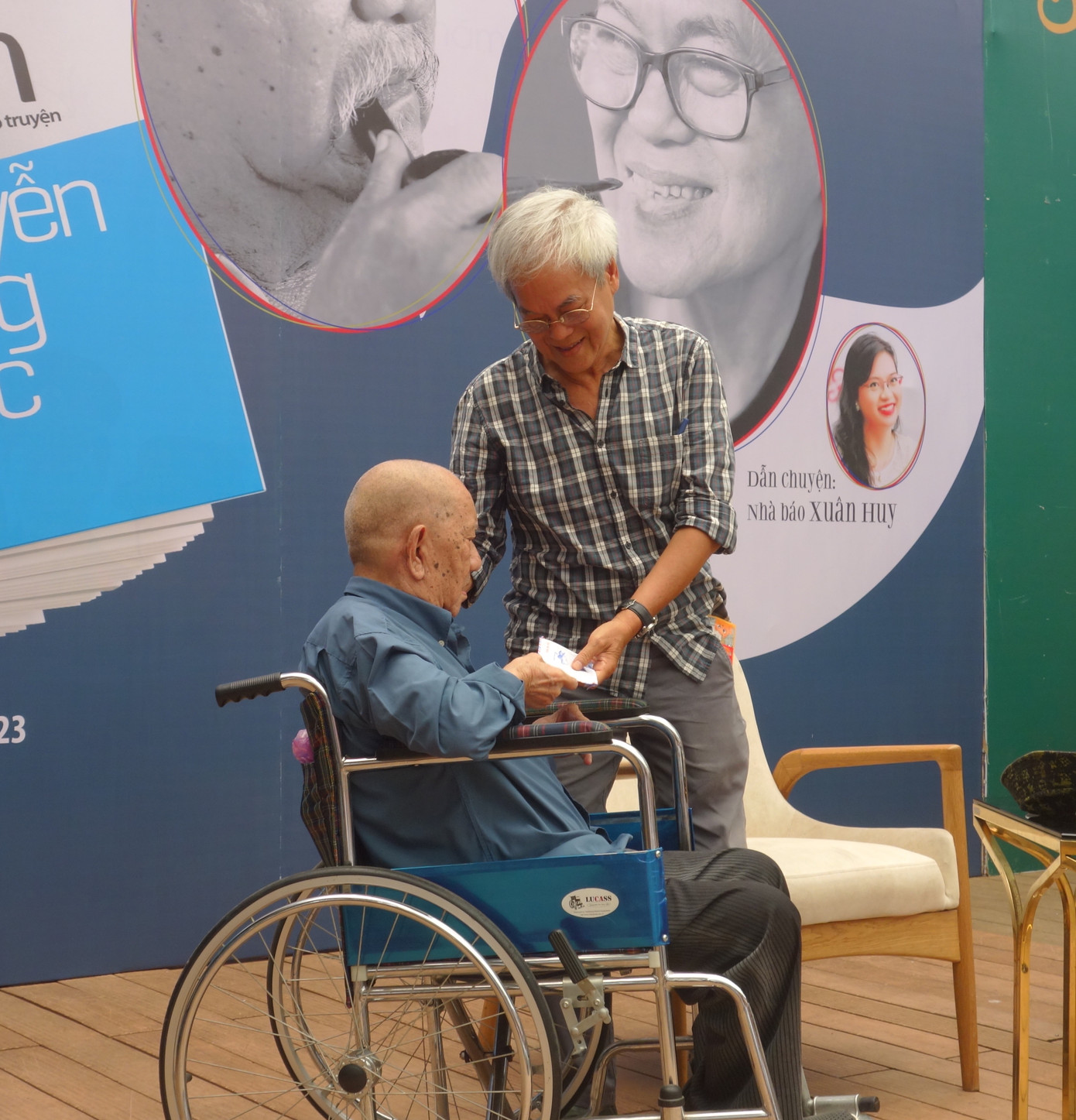 Nhà văn Nguyễn Đông Thức trao tặng tiền nhuận bút cho Mạc Can. Ảnh Trọng Thịnh.