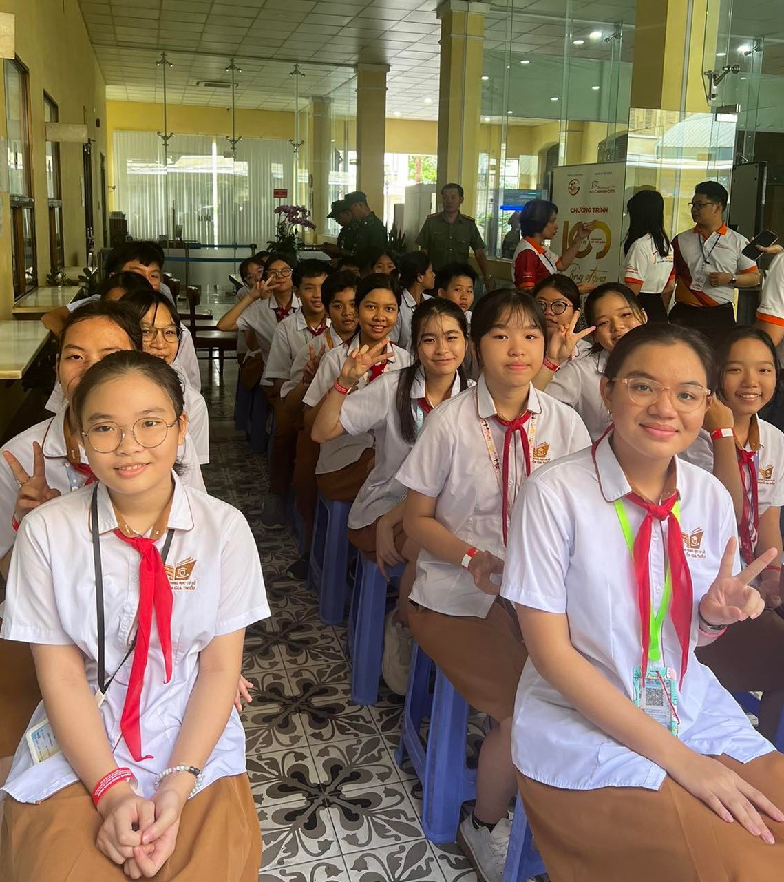 Một đoàn khách thiếu nhi đang háo hứng chờ vào tham quan tòa nhà. Ảnh: Ban tổ chức (BTC)