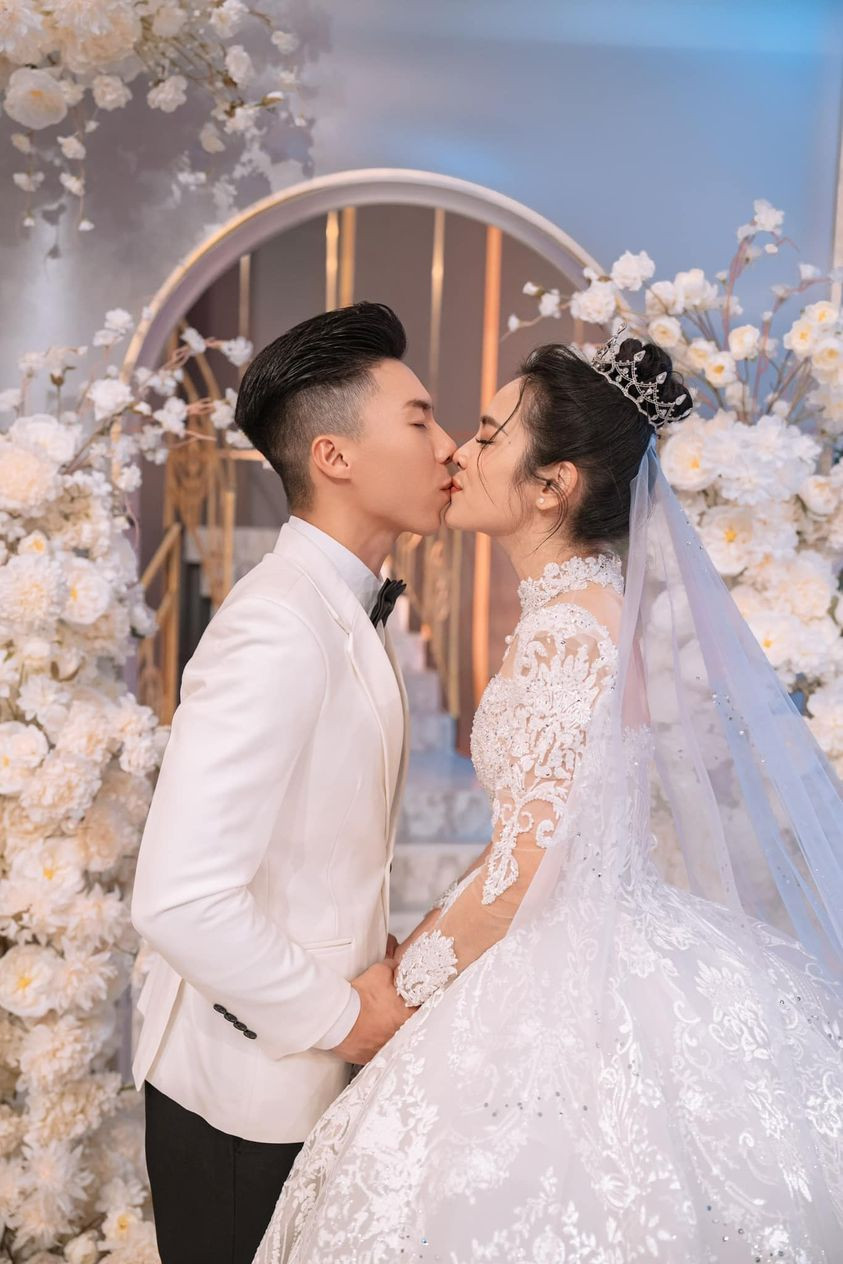 Quốc Nghiệp tự tin thành công để làm món quà cưới tặng vợ là ca sĩ Ngọc Mai.