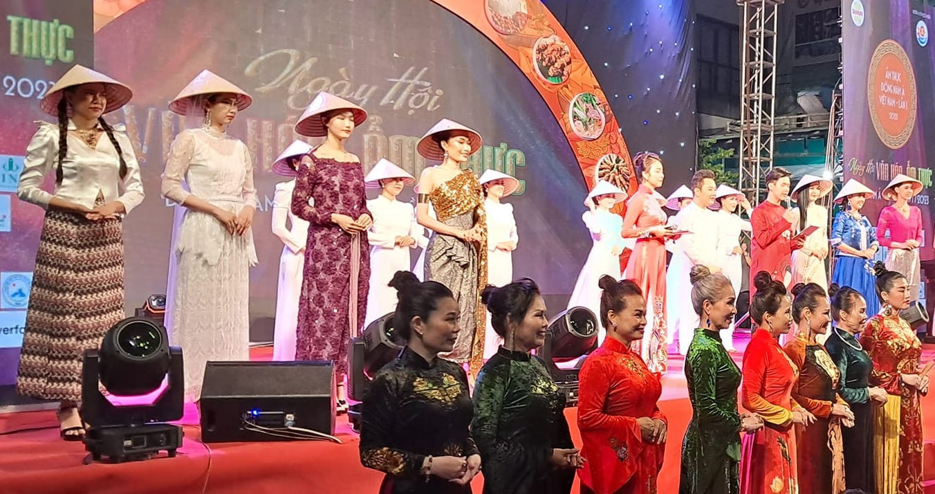 Trình diễn thời trang dân tộc tại Ngày hội Văn hoá ẩm thực Đông Nam Á.